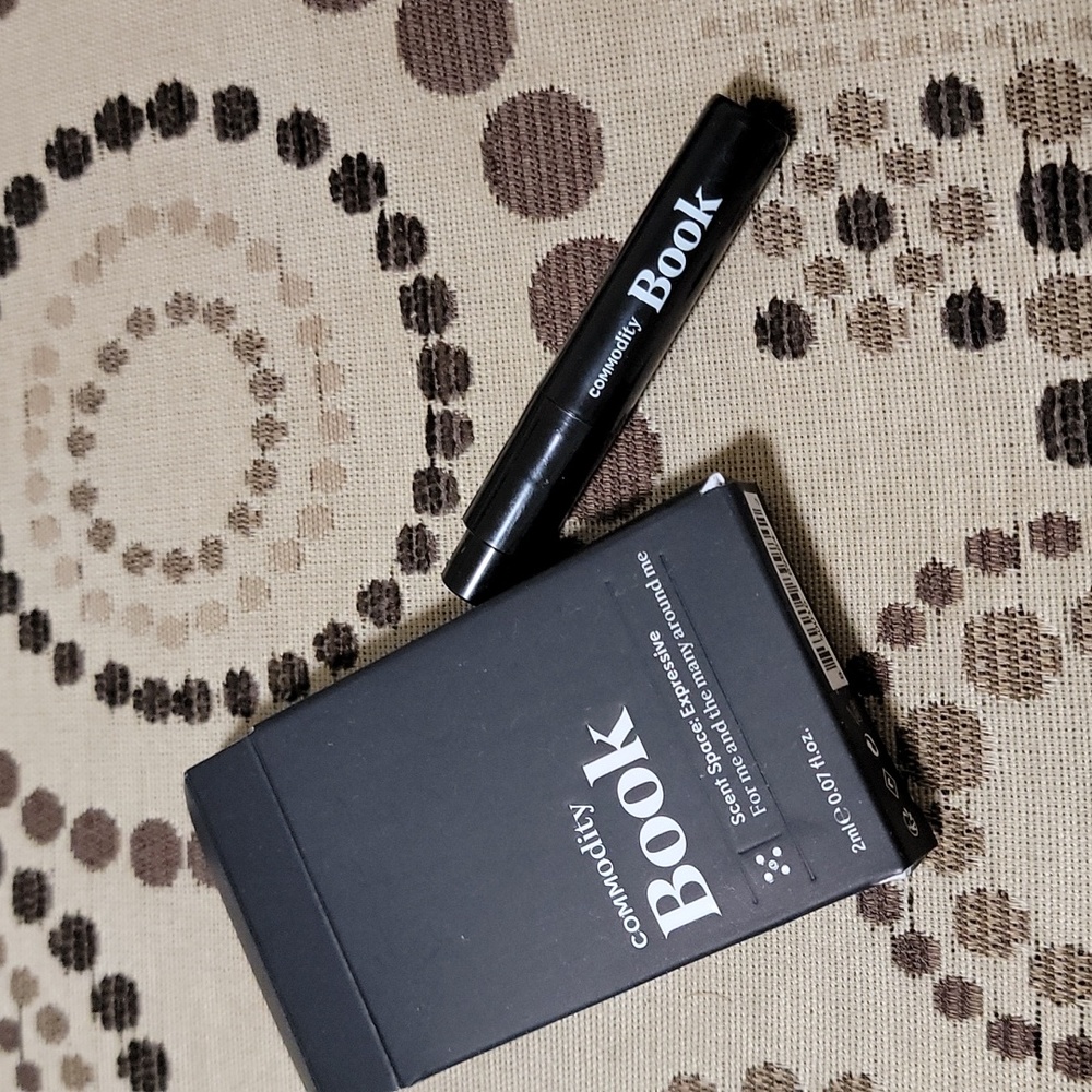 Commodity Book Fragrance Scent Space: Expressive perfume 2 ml